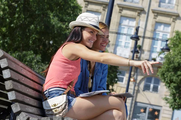 Glada turist kvinnliga vänner ta bilder av sig själva — Stockfoto