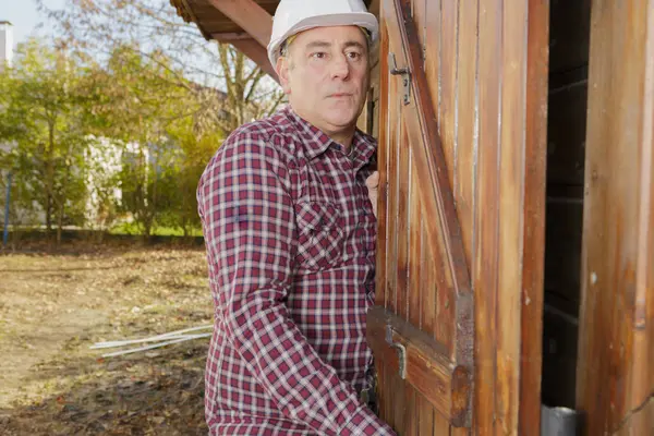 木の小屋で年配の男性 — ストック写真