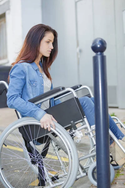 轮椅妇女在城市移动问题 — 图库照片