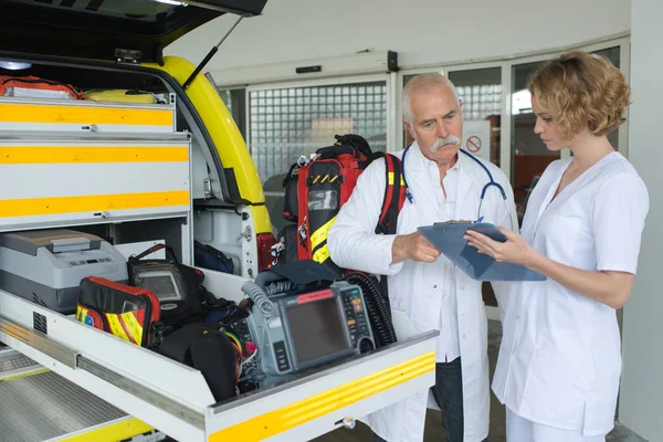 Médicos y ambulancias y ambulancias —  Fotos de Stock