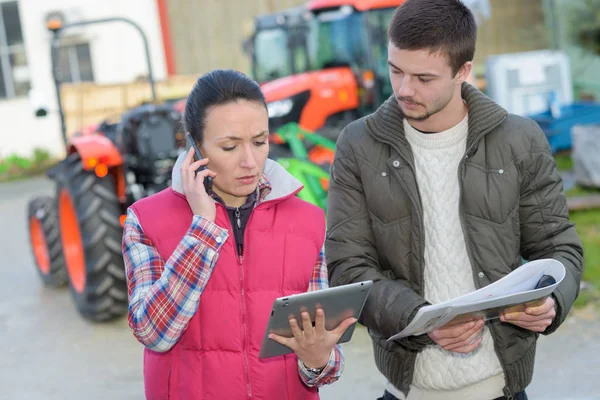 Segíti a mezőgazdasági termelő a betakarítás tervezés agronómus — Stock Fotó