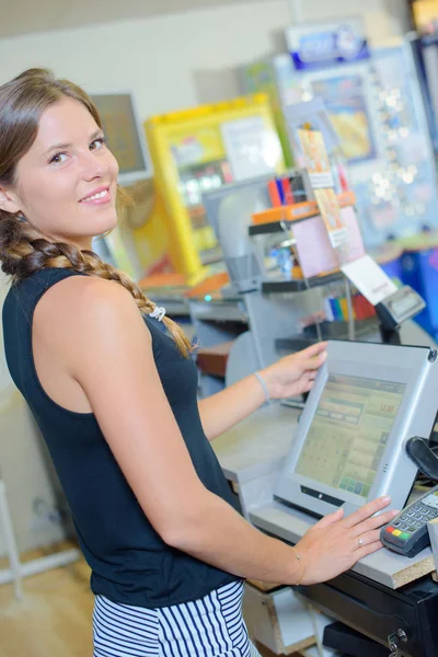 Fiatal női pénztár a boltban a pénztári működési — Stock Fotó