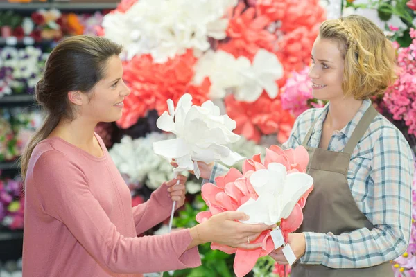Comprar flores femeninas en una tienda —  Fotos de Stock