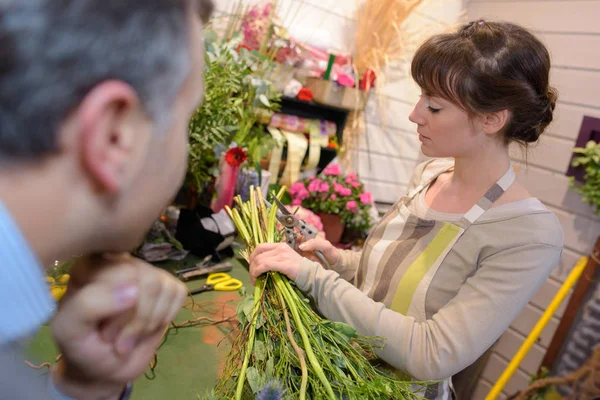 Vrouwelijke bloemist voorbereiding boeket van bloemen in de bloemenwinkel — Stockfoto