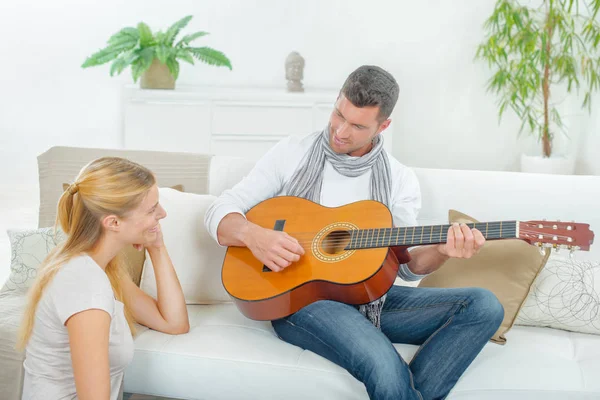 Casal com guitarra e aquaintance — Fotografia de Stock