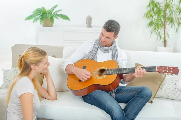 Coppia con chitarra e aquaintance — Foto Stock