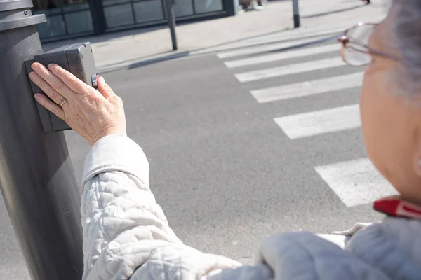 Oma willen oversteken van de straat druk op de knop — Stockfoto