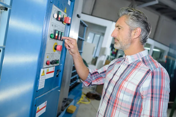 Homme opérant équipement d'usine — Photo