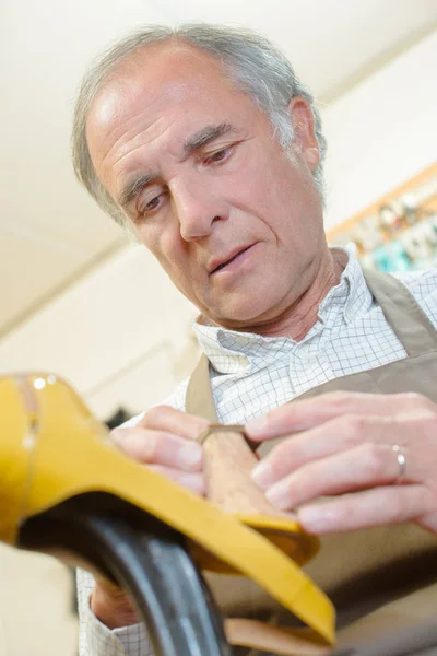 Repareren van stiletto's en oude schoenmaker — Stockfoto