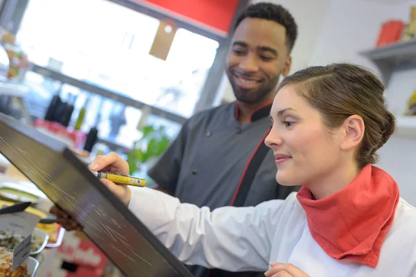 Chef-kok schrijven aan boord van de specials in restaurant — Stockfoto