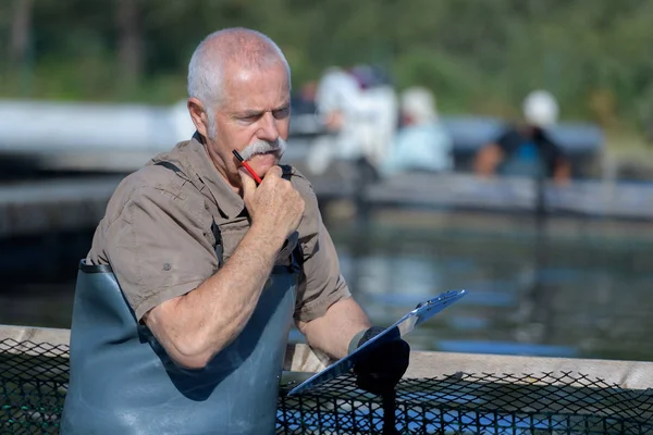 Senior fisherman förbereder hans redskap — Stockfoto