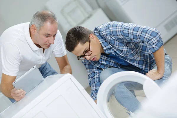 Dos manitas profesionales reparando la lavadora — Foto de Stock