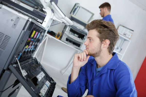 Máquina de impresión moderna máquina de verificación del operador — Foto de Stock