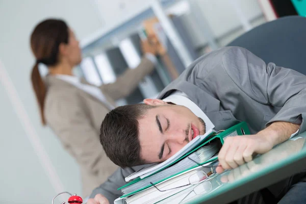 Podnikatel unavený v kanceláři — Stock fotografie