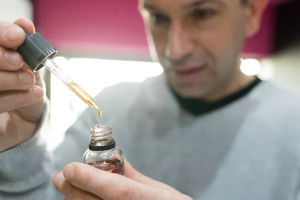 Man filling an electronic cigarette with liquid — Stock Photo, Image