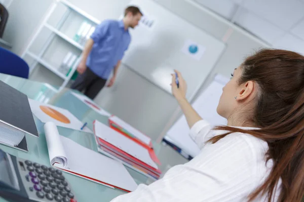 Teen studente alzando la mano in aula — Foto Stock