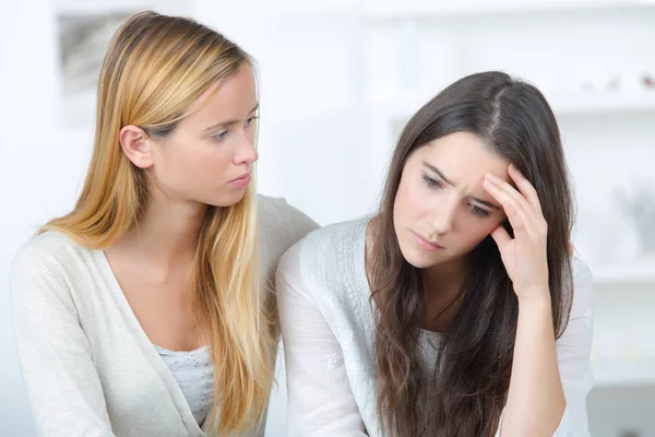 Depressief tienermeisje terwijl haar nauwe vriendin is haar troost — Stockfoto