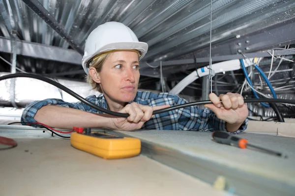 Cableado electricista femenino dentro del techo —  Fotos de Stock