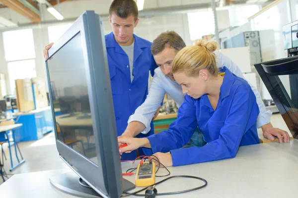 Los futuros técnicos de electrodomésticos — Foto de Stock