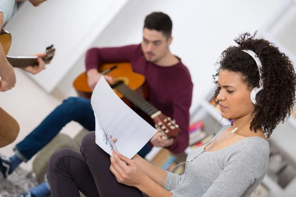 Menina bonita cantando com amigos em casa — Fotografia de Stock