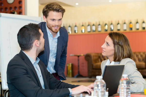 Affärsmän under affärslunch — Stockfoto