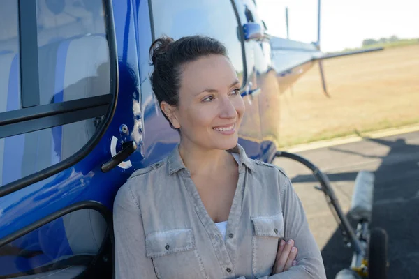 Jeune femme pilote d'hélicoptère — Photo