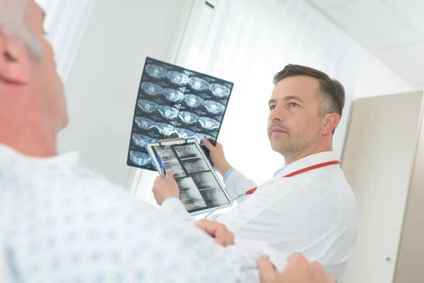 Médecin examinant une image radiographique dans une chambre d'hôpital — Photo