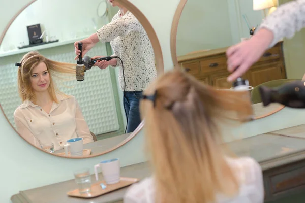 Stylista suszenia włosów kobiety w gabinecie kosmetycznym — Zdjęcie stockowe