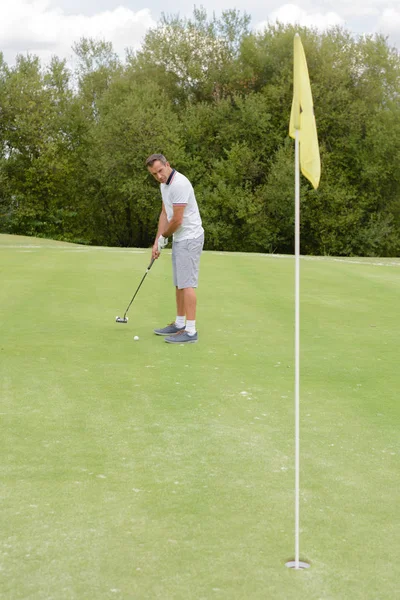 Golfer konzentriert sich aufs Spielen — Stockfoto