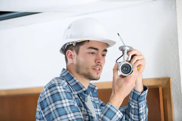 Tecnico che ispeziona una telecamera cctv — Foto Stock