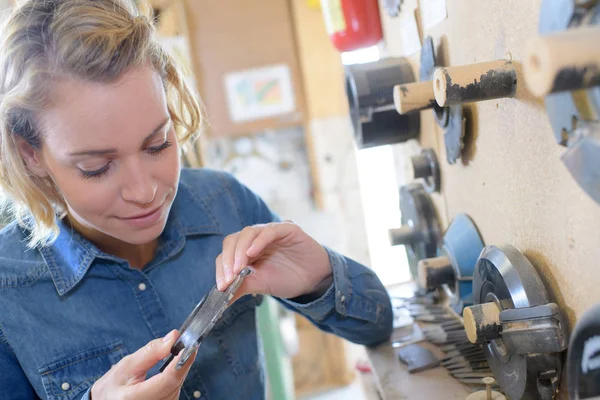 Frau mit mechanischen Teilen — Stockfoto