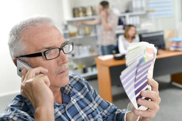 Mann wählt Farbe aus — Stockfoto