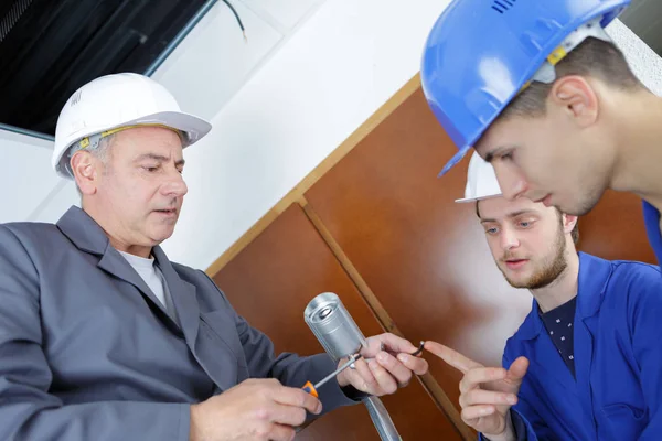 Técnico hablando con aprendices de cctv — Foto de Stock