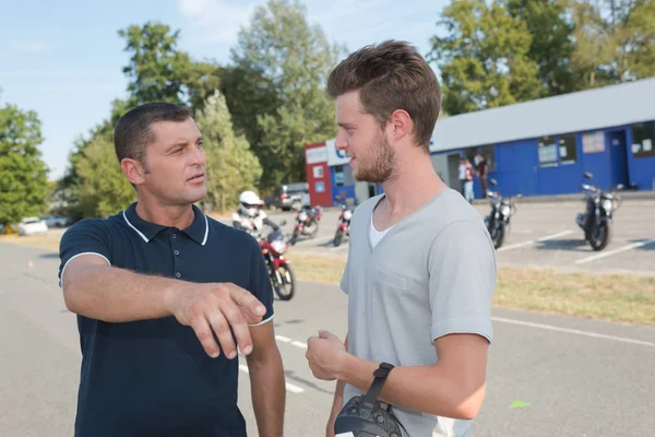 Joven tomando la lección de conducción de motocicletas — Foto de Stock