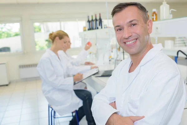 Ritratto di tecnico di laboratorio maschio sorridente — Foto Stock