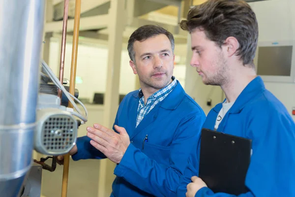 Elektriker bildet Lehrling aus — Stockfoto