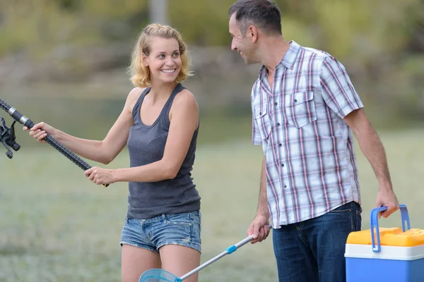 Jovem casal está gostando de pesca juntos — Fotografia de Stock