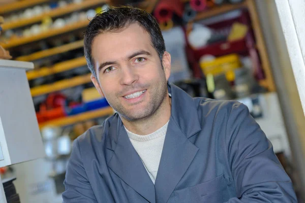 Employee in hardware warehouse — Stock Photo, Image