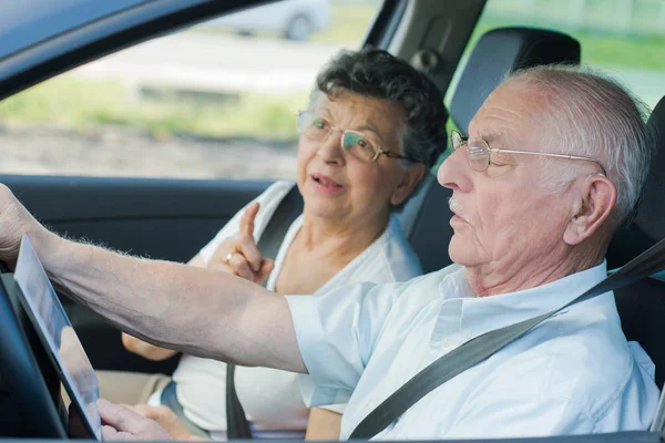 Unzufriedenes Senioren-Paar streitet im Auto — Stockfoto