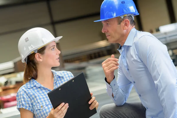 Homem e mulher em discussão na construção industrial — Fotografia de Stock