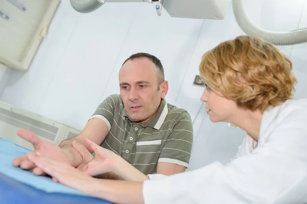 Examinar las manos de los pacientes — Foto de Stock