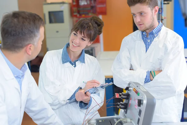 Scientists sharing their experiences at work — Stock Photo, Image