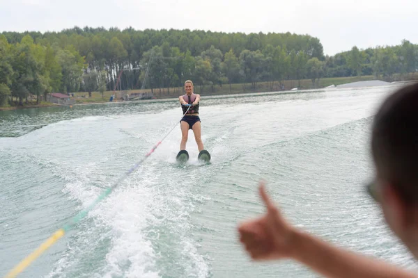 Vrouw rijden op de Golf van motorboot in een zomer-meer — Stockfoto