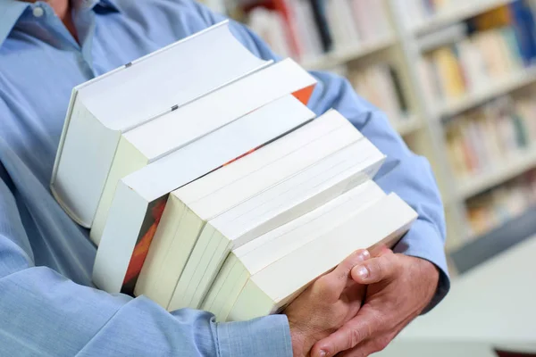 Transportando pilha de livros — Fotografia de Stock