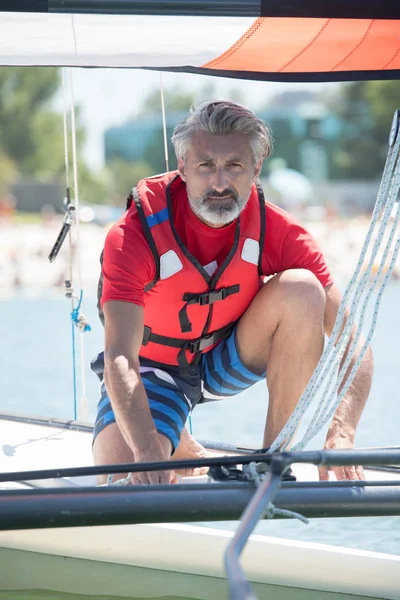 Entrenamiento profesional de hombre de agua en el lago con catamarán — Foto de Stock