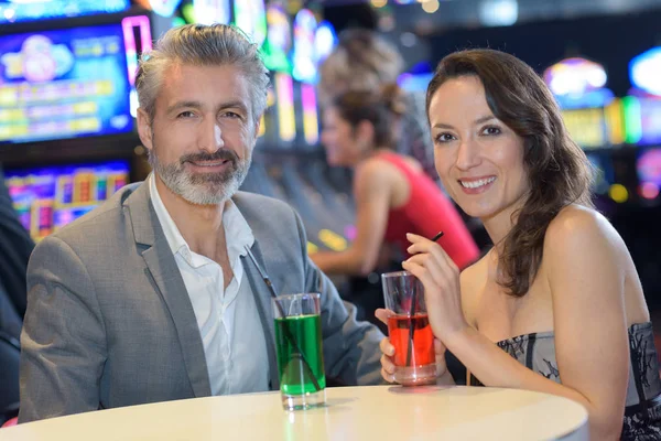 Pareja bebiendo en un casino —  Fotos de Stock