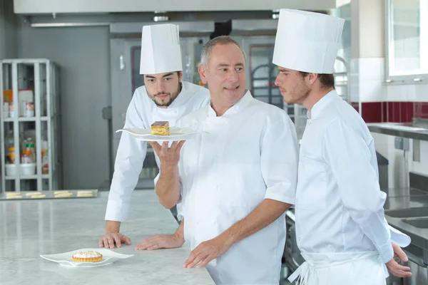 Шеф-кухар показує свою спеціальність — стокове фото