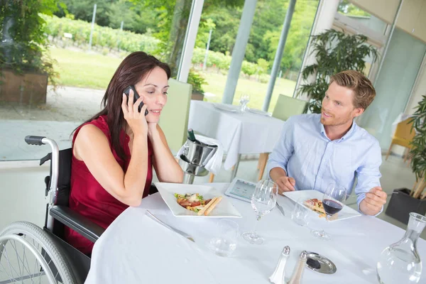 Zakázané krásná žena telefonuje s coleaguie v restauraci — Stock fotografie