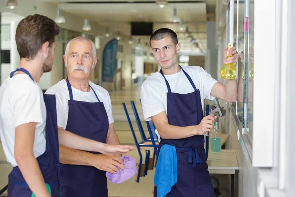 Equipe de limpeza masculina no trabalho — Fotografia de Stock