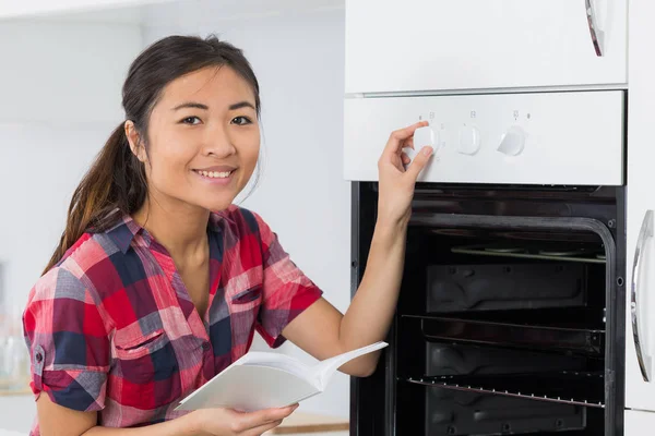 Att vrida ratten och arbete — Stockfoto